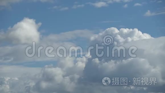 只有天空。 蓝天白云的美丽全景.. 云飞在头顶。 全高清时间延时