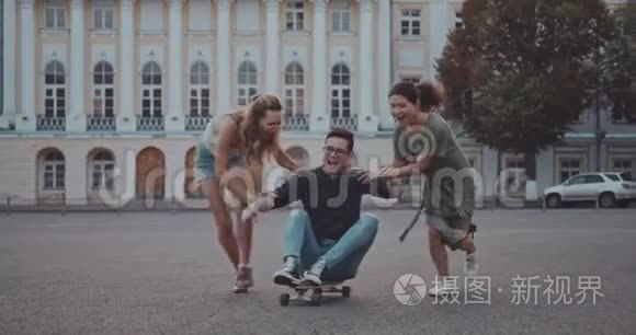 青少年朋友一起玩滑板视频