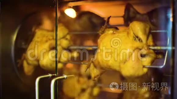 特写烤鸡在耐热玻璃后面的烤鸡里慢慢旋转