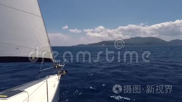 帆船在平静的海面上张开的帆视频