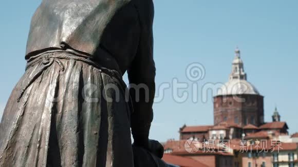 帕维亚大教堂从意大利洗衣店洗衣妇雕像背面看到