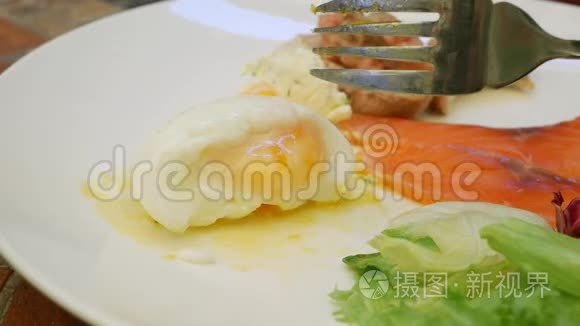 女人吃早餐，用西红柿鳄梨和鲑鱼奶酪和蔬菜煮鸡蛋。 快乐