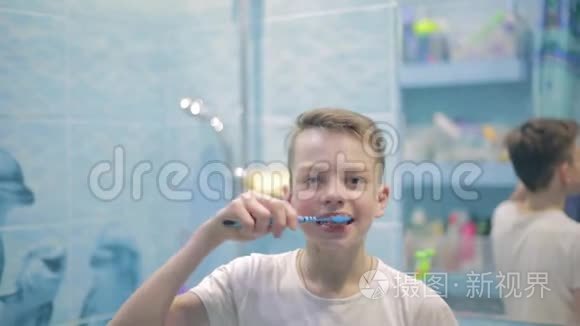 十几岁的男孩在浴室刷牙，保健