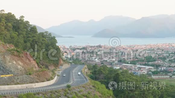 靠近海港的山谷和山区的公路视频