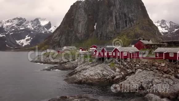 挪威洛夫顿岛上的小渔村的空中镜头，这是一个受欢迎的旅游目的地，典型的红色