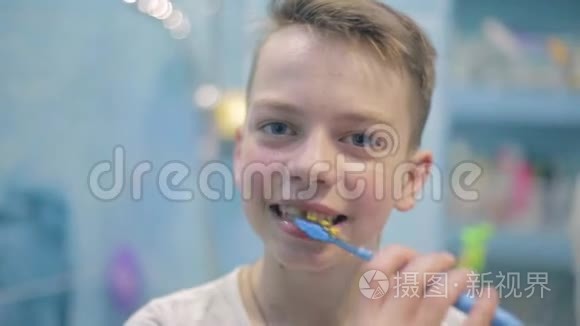十几岁的男孩在浴室刷牙，保健