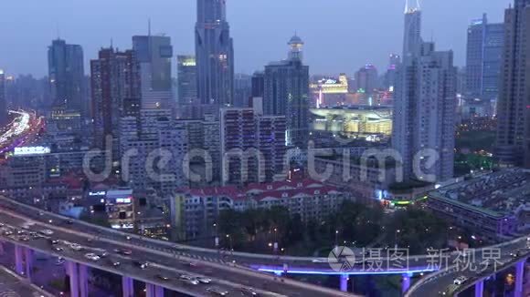 从繁忙的高架道路交叉口和天际线上观看，上海