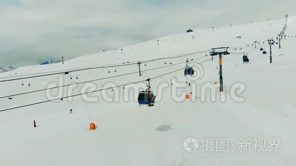 交通工具沿着滑雪道行驶视频