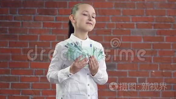 小女孩像扇子一样挥舞着钱视频