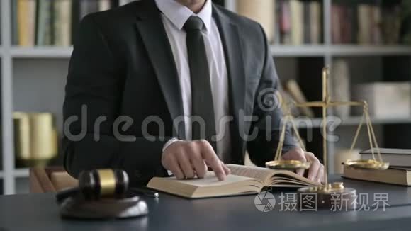 法庭桌上律师手读书特写镜头
