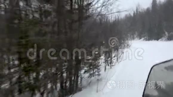 雪上摩托从后座沿着雪道视频