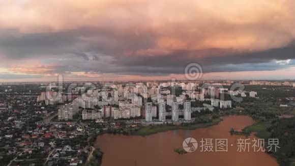 基辅城市景观，有绿色湿地，玫瑰色和灰色的云，春天有四座高房子