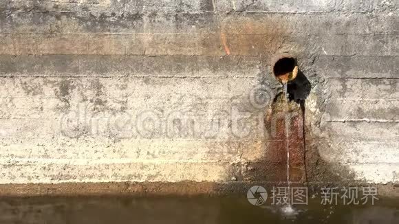 河面混凝土墙上的排水出口视频