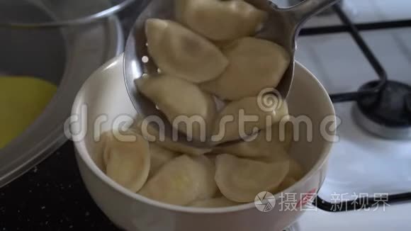 国菜饺子刚在煤气炉上煮好