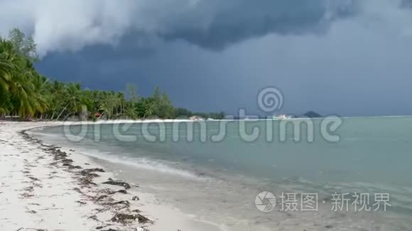 波涛汹涌的蓝海，沙美岛苏梅岛的沙岸，雨季，泰国。 飓风和风暴警报