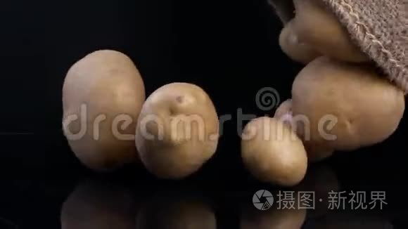 黑背景的金薯蔬菜视频