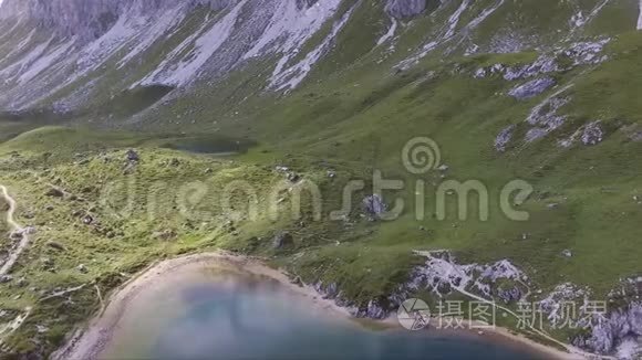 阿尔卑斯山之间的翡翠湖视频