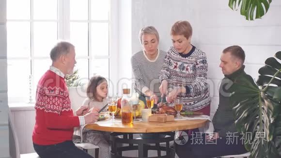 感恩节餐桌准备视频