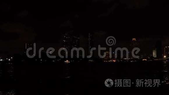 在城市之夜的船上