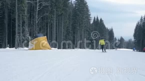 冬天，在斯洛莫的喀尔巴阡山上，几个摇摆的滑雪者滑下来