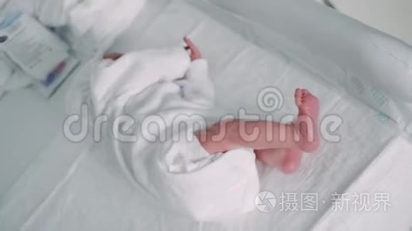 一个新生婴儿移动它的腿视频