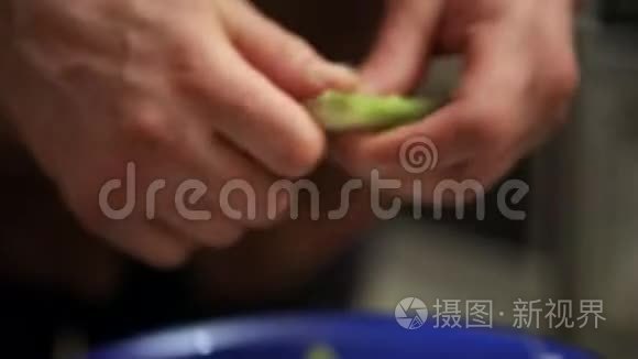 把撕生菜放在碗里煮视频