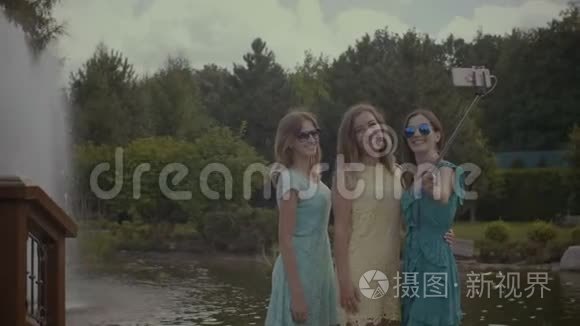 旅游妇女用手机自拍视频