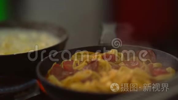 蒸面食在煤气盘上烹饪视频