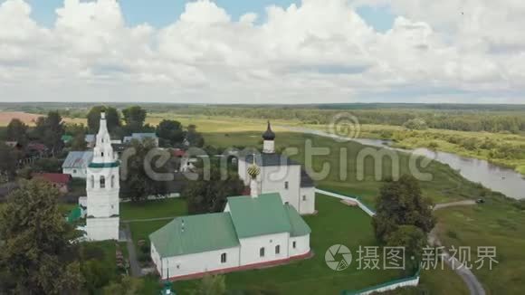 村庄景观-三个不同的教堂在村庄和河流的背景-苏兹达尔，俄罗斯