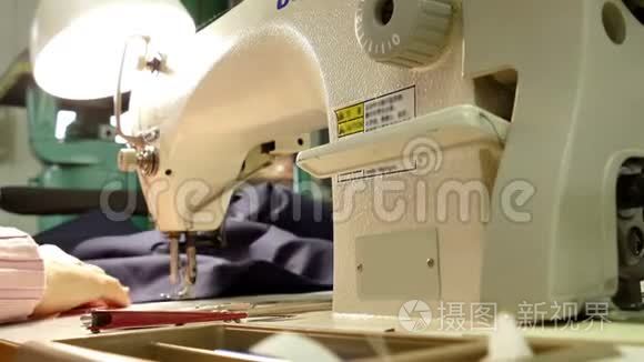在工厂缝衣服视频