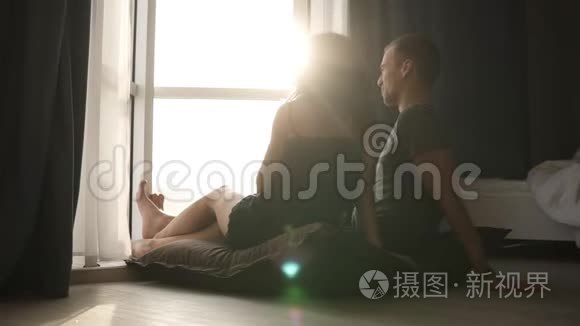 美丽的史坦卡姆画面，一对年轻夫妇坐在枕头上喝热茶，期待着温暖平静的早晨