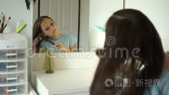 可爱的青春期少女照镜子梳头视频
