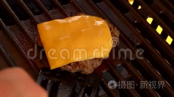 一块奶酪在热牛肉汉堡上融化视频