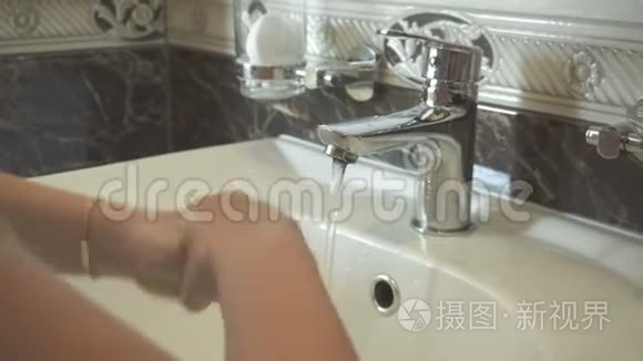 小女孩用金手镯洗手视频