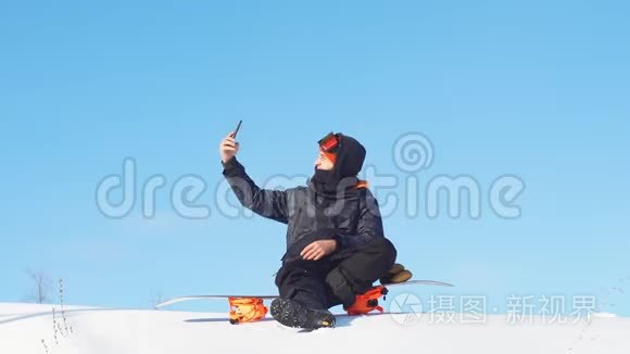 冬天穿着滑雪板衣服的金发男人