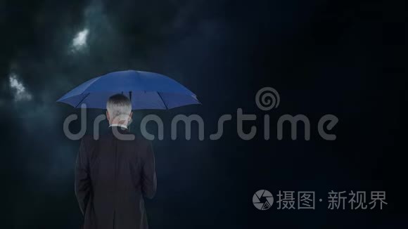 打雷时带雨伞的商人视频