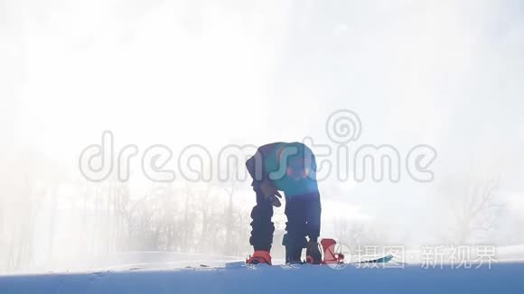 滑雪者在比赛前穿上滑雪靴视频