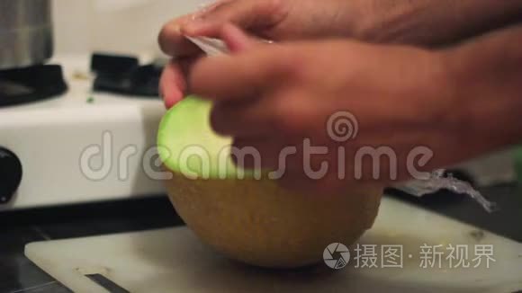 香瓜果用透明塑料包裹视频