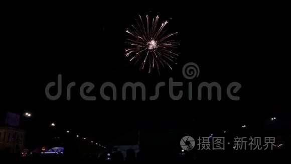 城市广场上空夜空中绚丽的烟花视频