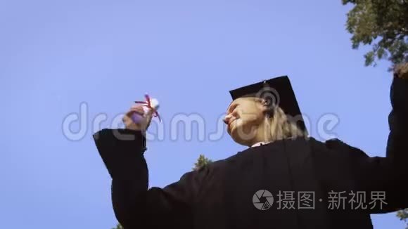 女毕业生在空中挥舞毕业帽