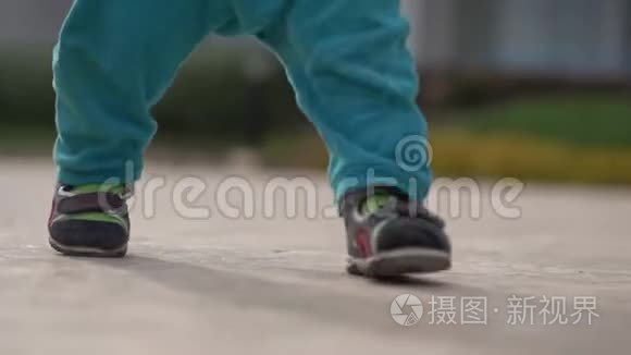 小男孩的腿慢慢地走在街上。