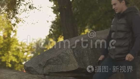 年轻露营者拍摄美丽的风景，享受步行，绿色旅游