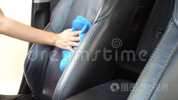 女人用蜡和蓝色微纤维清洗车内视频