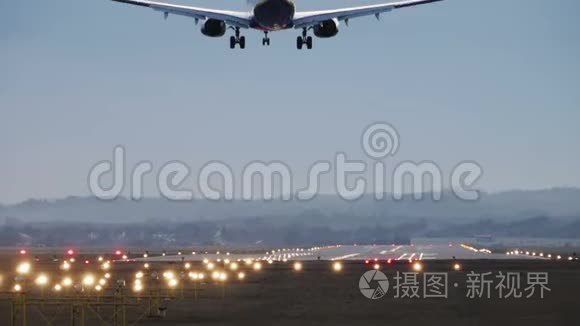 商业飞机早上着陆视频
