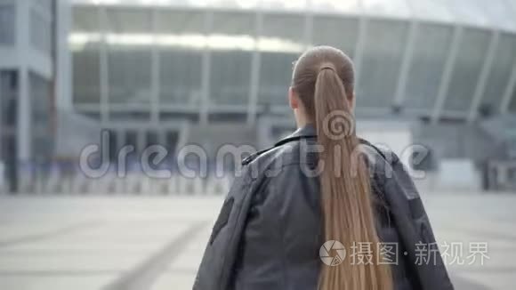 美丽华丽的女孩穿着一件漂亮的晚绿色连衣裙，欢快而快乐地散步，嬉戏地呼唤。