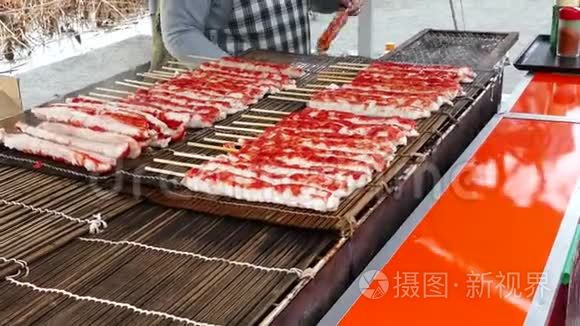 日本烤肉串上的螃蟹视频