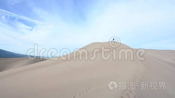 遥远的女人在沙丘顶上远足视频