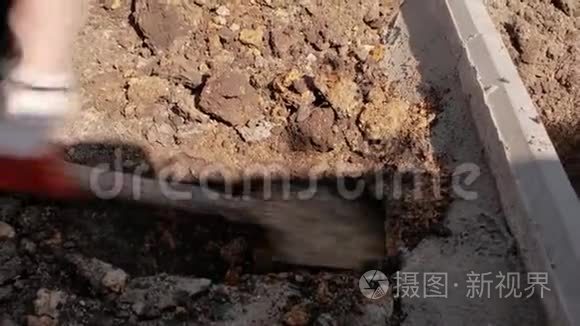 工人用铁锹在水泥石边挖地视频