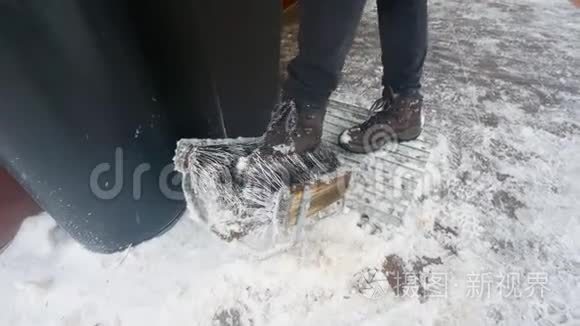 女清洁徒步旅行鞋雪专用器械视频