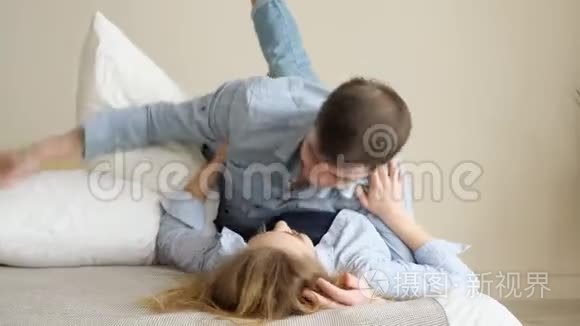 女孩从床上摔下来互相亲吻视频